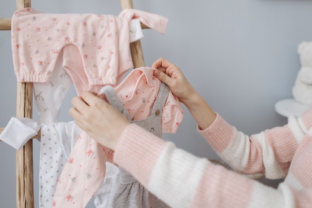 Roupa de bebê: dicas de roupas práticas que não podem faltar no guarda-roupa do seu bebê