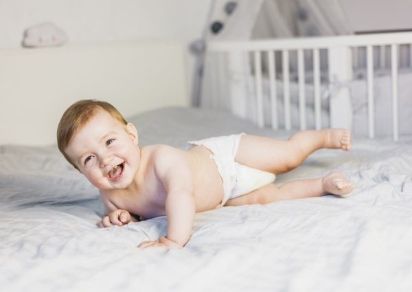 Roupa para bebê: posso deixar meu bebê só de fralda nos dias mais quentes?