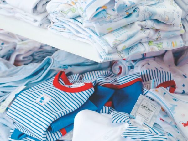 Roupa infantil: ideias de como organizar o guarda-roupa