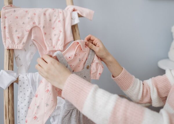 Roupa de bebê: dicas de roupas práticas que não podem faltar no guarda-roupa do seu bebê